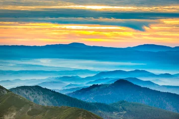 Selbstklebende Fototapete Hügel Sonnenuntergang in den Bergen