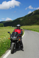Obraz premium Motorradfahrer am Umbrailpass