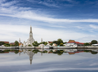 Naklejka premium wat arun bangkok temple thailand river religious phraya buddhist architecture building