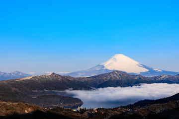 箱根 大観山から望む富士山と雲海の芦ノ湖