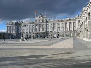 Obraz premium Great view of building and cloudy sky