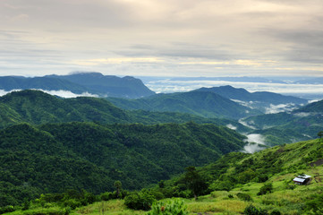 Naklejka premium Pasma górskie i mgła