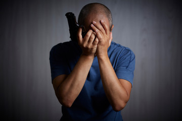 suicide simulation - A man with the gun at his head  - obrazy, fototapety, plakaty