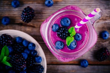 blueberry and blackberry smoothie in mason jar view from above