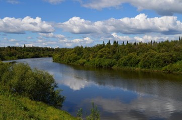 Fototapeta na wymiar Река в августе, отражение неба и облаков