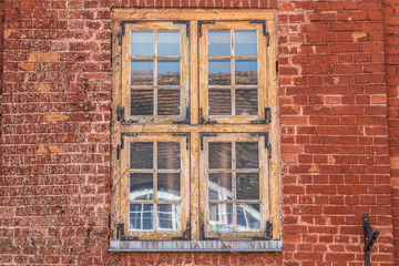 Holzfenster an einem Backsteinhaus