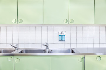 Waschraum mit Waschbecken und Desinfektionsmittel, Klinik oder Krankenhaus