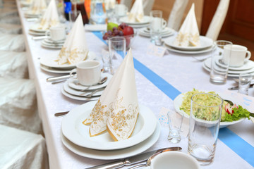 Nakrycie stołu na luksusowym weselu lub innym wydarzeniu. - obrazy, fototapety, plakaty