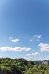 Fototapeta na wymiar 青い空と雲の背景