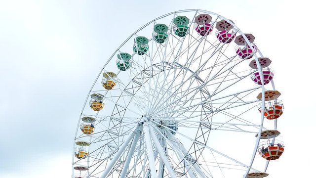 Buntes schones Riesenrad frei vor Himmel 