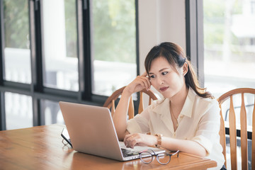 Asian girl business thinking idea for a new project, freelance thinking idea for a new project in selective focus.