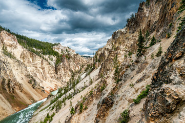 Fototapeta na wymiar Vue du canyon et des rapides de la rivière Yellowstone au niveau d'Uncle Tom's trail dans le Yellowstone National Park