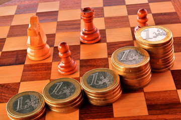 monedas sobre un tablero de ajedrez simbolizando las estrategias de inversión