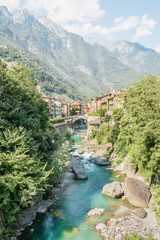 Dorf in Italien in den Bergen mit Fluss