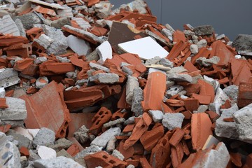 Bauschutt aus Beton, Backsteine, Ziegel, Klinkersteine, Fliesen, Keramik, Sand und Mörtelreste. Fachgerechte Müllentsorgung.