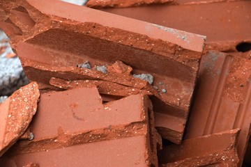 Bauschutt aus Beton, Backsteine, Ziegel, Klinkersteine, Fliesen, Keramik, Sand und Mörtelreste. Fachgerechte Müllentsorgung.