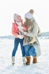 Mutter und Tochter zusammen im Winter