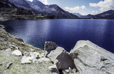 Lac de montagne barrage - 170145970