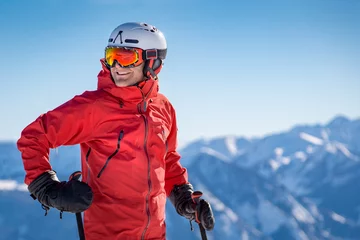 Abwaschbare Fototapete Wintersport Porträt eines glücklichen männlichen Skifahrers in den Alpen