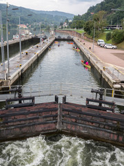 Ruder- und Paddelboote in der Neckar-Schleuse Heidelberg