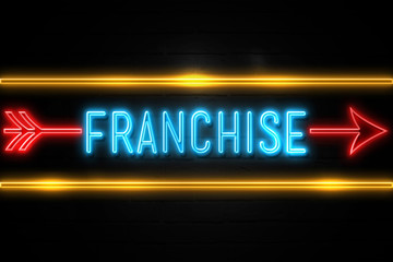 Obraz premium Franchise - fluorescent Neon Sign on brickwall Front view