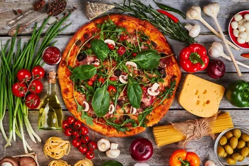 Crédence de cuisine en verre imprimé Pizzeria Décoration de pizza et de légumes.