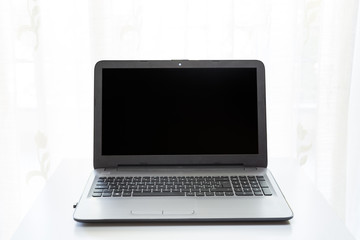 Personal Computer su tavolo bianco