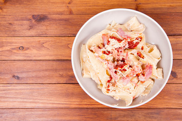 Pappardelle with cream, sun-dried tomatoes and smoked fish