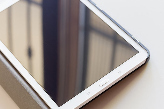Tablet su tavolo bianco