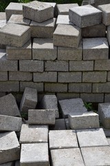 gestapelte Quader, viele Pflastersteine aus Beton für den Straßenbau, Pflaster