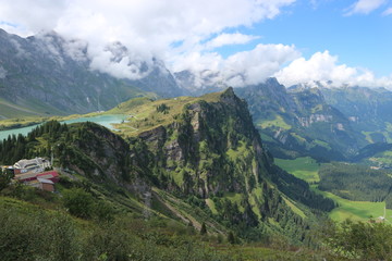 Fototapeta na wymiar Aussicht auf Trübsee und Alpen