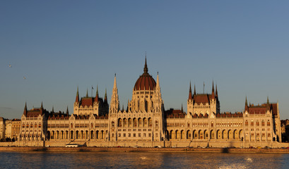 Fototapeta premium Evening view of the illuminated building of the Hungarian Parliament in Budapest.