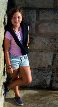 Nina joven posando y modelando en un muro sonriendo y tranquila Stock Photo Adobe Stock