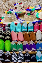 モロッコ　帽子とバブーシュ