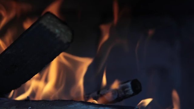Closeup fuoco nel camino in slow motion