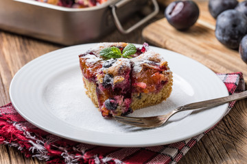 Yeast cake with plums and blueberries.