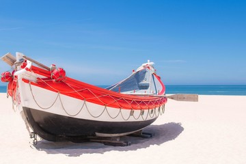 barque sur la plage