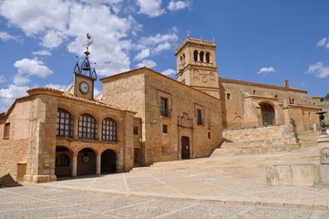 Fototapeta na wymiar Vista de la Plaza Mayor de Morón de Almazán