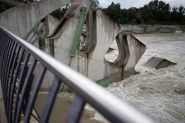 Flusskraftwerk, Wasserkraft, Hochwasser