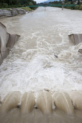Flusskraftwerk, Wasserkraft, Hochwasser