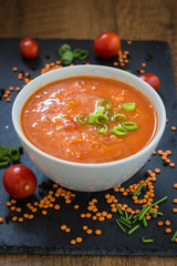 Suppe aus Linsen und Tomaten