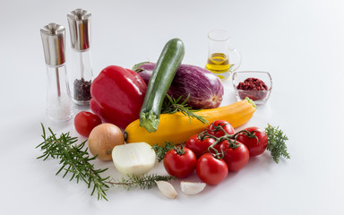 Ratatouille, Zutaten auf weißem Grund