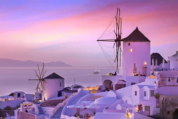 Selbstklebende Fototapete Hellviolett Der berühmte Sonnenuntergang auf Santorini im Dorf Oia