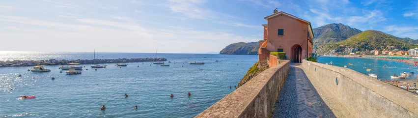 Fototapeten LEVANTO, ITALY, AUGUST 15, 2017 - Panoramic view of Levanto, La  Spezia province near 5 Terre, the beach and promenade full of people in summertime. © faber121