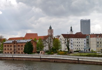 Fototapeta na wymiar Ufer der Oder in Frankfurt/Oder