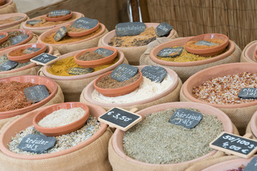 Orientalische Gewürze in Tonkrüge