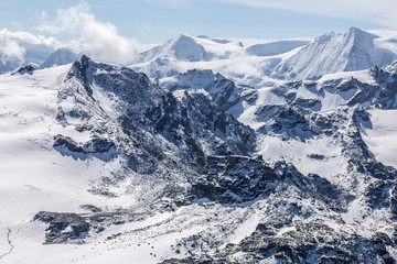 Panele Szklane Podświetlane  Alpy pokryte śniegiem pod błękitnym niebem