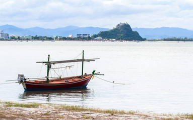 Fototapeta premium Small fishing boats made from wood on the beach,Fishing boats in the sea in Thailand