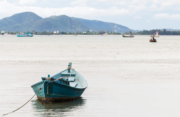 Obraz premium Small fishing boats made from wood on the beach,Fishing boats in the sea in Thailand
