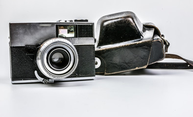 Historischer Fotoapparat und Fototasche aus Leder